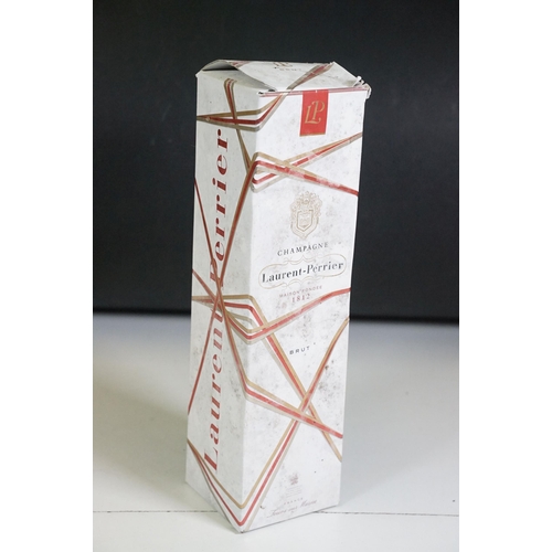 498 - Alcohol - Five bottles of champagne to include boxed Remy Martin Fine Cognac Champagne V.S.O.P. 1 Li... 