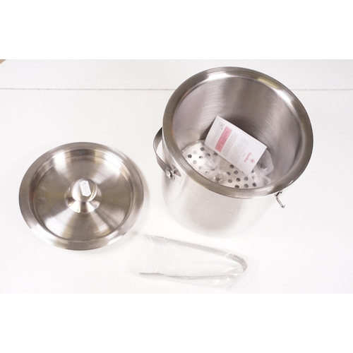 423 - Retro chrome ice bucket, bombay duck aluminium boxed wine rack and boxed Wedgwood place card holders