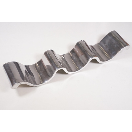 423 - Retro chrome ice bucket, bombay duck aluminium boxed wine rack and boxed Wedgwood place card holders