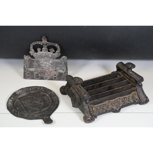 427 - Cast iron collectables to include boot scraper, fire insurance mark plaque '80585' and Notts And Der... 