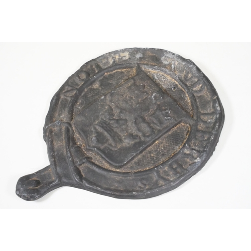 427 - Cast iron collectables to include boot scraper, fire insurance mark plaque '80585' and Notts And Der... 