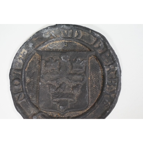 427 - Cast iron collectables to include boot scraper, fire insurance mark plaque '80585' and Notts And Der... 