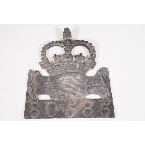 427 - Cast iron collectables to include boot scraper, fire insurance mark plaque '80585' and Notts And Der... 