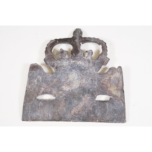 427 - Cast iron collectables to include boot scraper, fire insurance mark plaque '80585' and Notts And Der... 