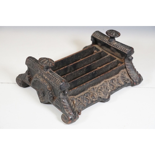 427 - Cast iron collectables to include boot scraper, fire insurance mark plaque '80585' and Notts And Der... 