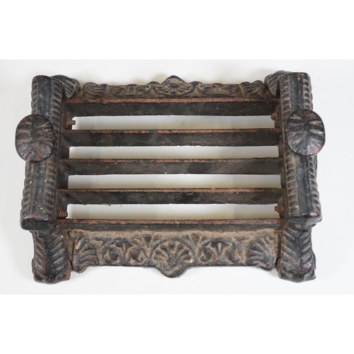 427 - Cast iron collectables to include boot scraper, fire insurance mark plaque '80585' and Notts And Der... 