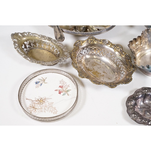 430 - Collection of mixed silver plated items to include flatware, serving tray, tazza, crumb tray, etc