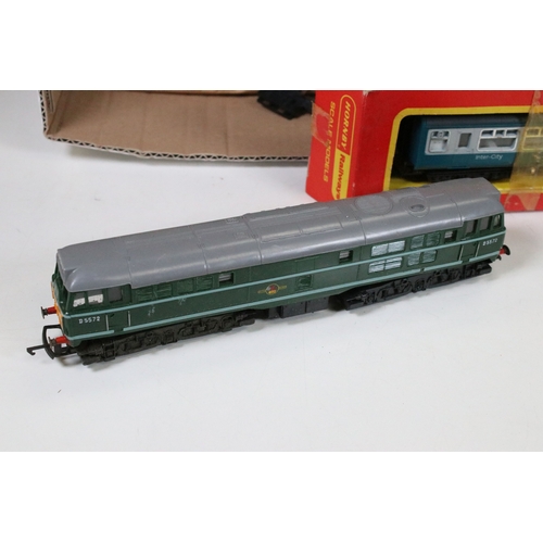 160 - Collection of model rail to include Triang OO gauge R357 BR D5572 Locomotive, Hornby OO gauge BR 695... 