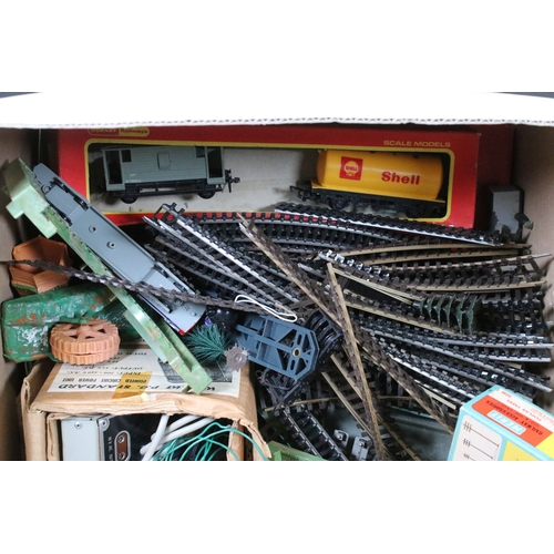 160 - Collection of model rail to include Triang OO gauge R357 BR D5572 Locomotive, Hornby OO gauge BR 695... 
