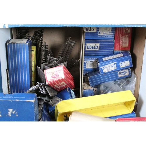 161 - Collection of Hornby Dublo model railway to include 28 x boxed items of rolling stock, 8 x unboxed i... 