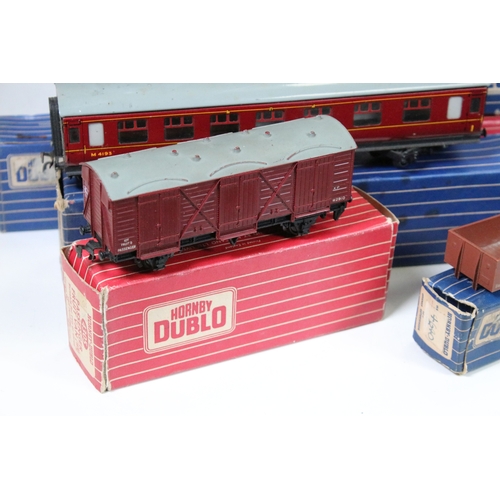 161 - Collection of Hornby Dublo model railway to include 28 x boxed items of rolling stock, 8 x unboxed i... 