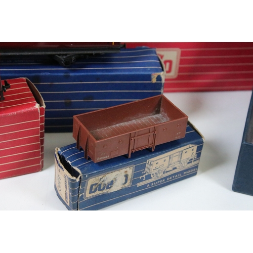 161 - Collection of Hornby Dublo model railway to include 28 x boxed items of rolling stock, 8 x unboxed i... 