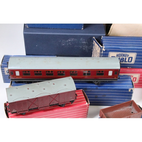 161 - Collection of Hornby Dublo model railway to include 28 x boxed items of rolling stock, 8 x unboxed i... 