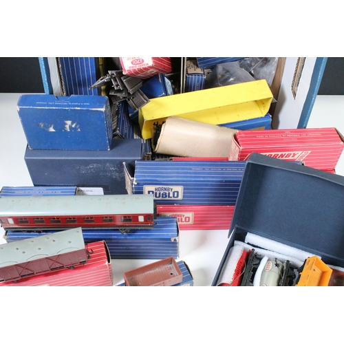 161 - Collection of Hornby Dublo model railway to include 28 x boxed items of rolling stock, 8 x unboxed i... 