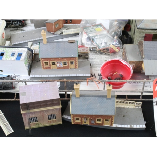 203A - Collection of OO gauge & Hornby Dublo model railway to include EDL17 0-6-2 69567 locomotive, plastic... 