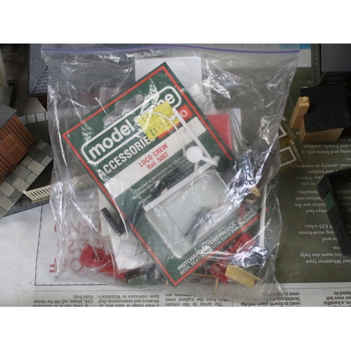 203A - Collection of OO gauge & Hornby Dublo model railway to include EDL17 0-6-2 69567 locomotive, plastic... 
