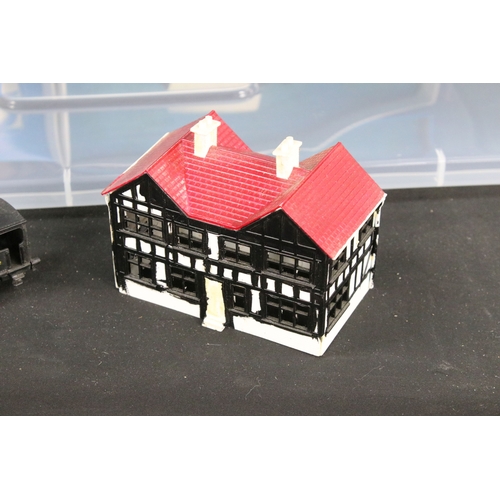 138 - Quantity of OO gauge model railway to include boxed Triang The Blue Pullman train set, 5 x Triang it... 