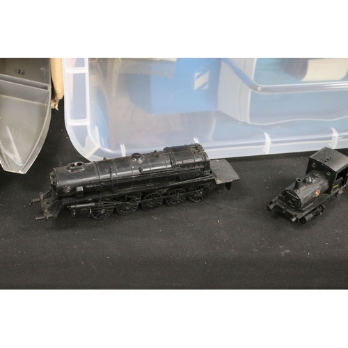 138 - Quantity of OO gauge model railway to include boxed Triang The Blue Pullman train set, 5 x Triang it... 