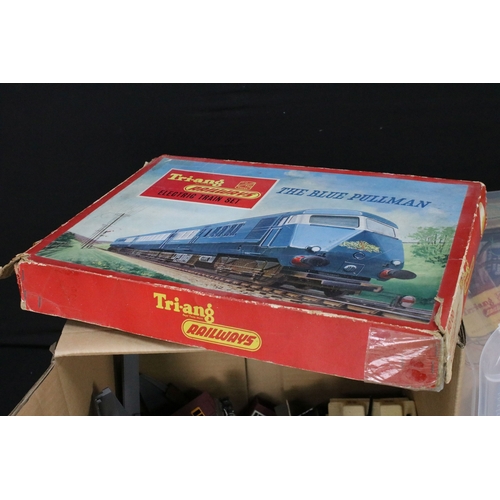 138 - Quantity of OO gauge model railway to include boxed Triang The Blue Pullman train set, 5 x Triang it... 