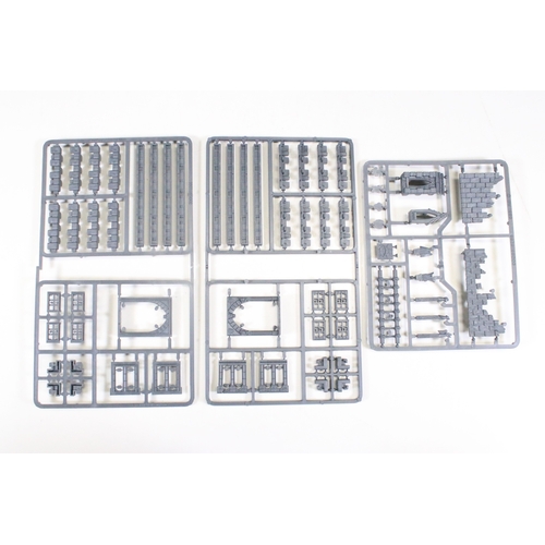 360 - Warhammer - Boxed Games Workshop Warhammer Mordhelm City of the Damned, contents appear complete but... 