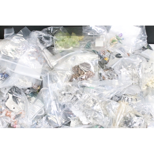 402 - Warhammer - Large Collection of metal Warhammer figures featuring Chaos Marines, Dwarfs, etc, painte... 