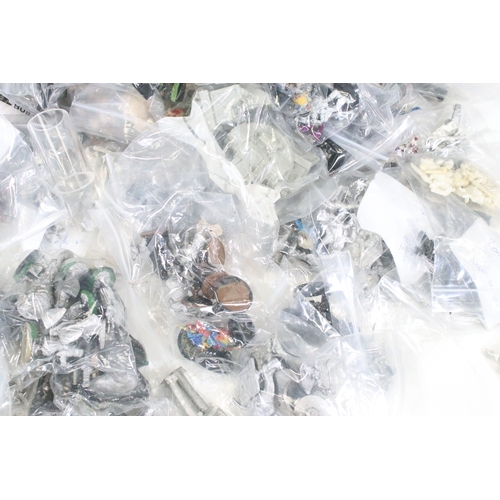 402 - Warhammer - Large Collection of metal Warhammer figures featuring Chaos Marines, Dwarfs, etc, painte... 