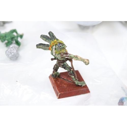 402 - Warhammer - Large Collection of metal Warhammer figures featuring Chaos Marines, Dwarfs, etc, painte... 