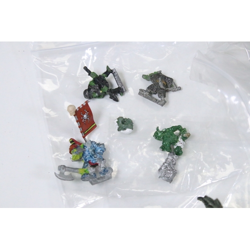 402 - Warhammer - Large Collection of metal Warhammer figures featuring Chaos Marines, Dwarfs, etc, painte... 