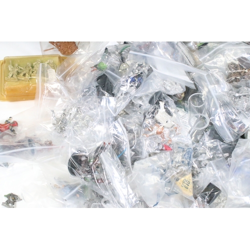 402 - Warhammer - Large Collection of metal Warhammer figures featuring Chaos Marines, Dwarfs, etc, painte... 