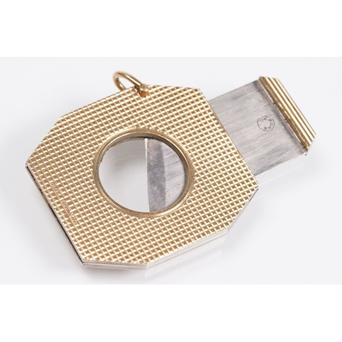 141 - 9ct gold cigar cutter of octagonal form with engraved geometric details. Hallmarked London 1959. Mea... 