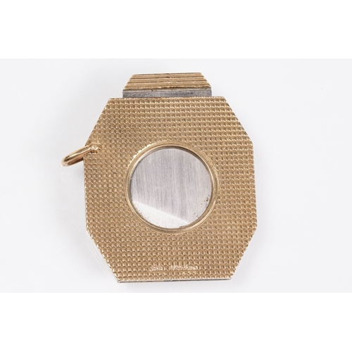 141 - 9ct gold cigar cutter of octagonal form with engraved geometric details. Hallmarked London 1959. Mea... 