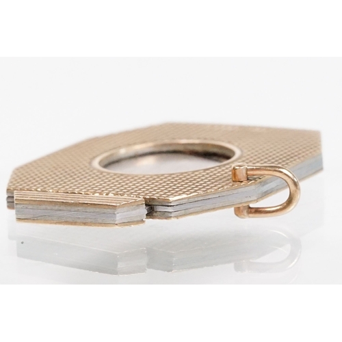 141 - 9ct gold cigar cutter of octagonal form with engraved geometric details. Hallmarked London 1959. Mea... 