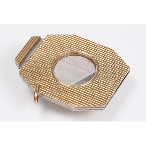 141 - 9ct gold cigar cutter of octagonal form with engraved geometric details. Hallmarked London 1959. Mea... 