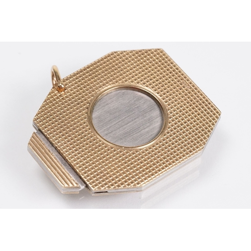 141 - 9ct gold cigar cutter of octagonal form with engraved geometric details. Hallmarked London 1959. Mea... 