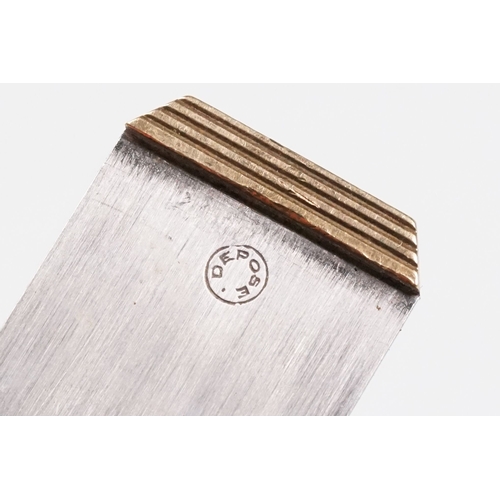 141 - 9ct gold cigar cutter of octagonal form with engraved geometric details. Hallmarked London 1959. Mea... 