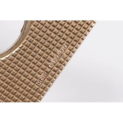 141 - 9ct gold cigar cutter of octagonal form with engraved geometric details. Hallmarked London 1959. Mea... 