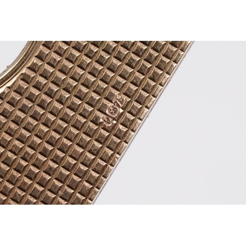 141 - 9ct gold cigar cutter of octagonal form with engraved geometric details. Hallmarked London 1959. Mea... 