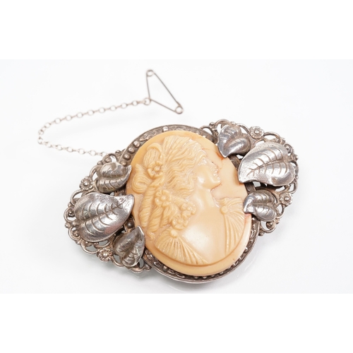 53 - Group of cameo jewellery to include yellow metal and carved shell cameo pendant (partial hallmark to... 