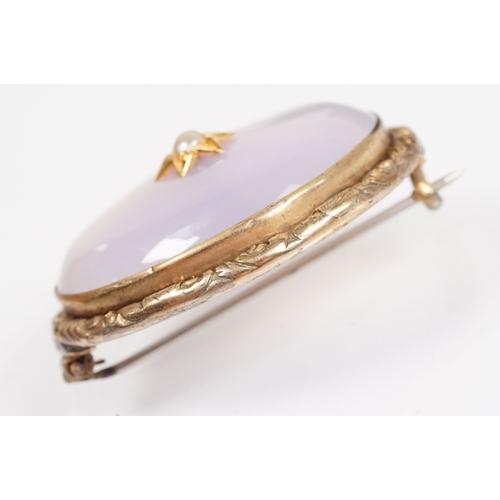 160 - Group of antique brooches to include a 9ct gold and carved shell cameo (marked 9ct to mount), a Vict... 