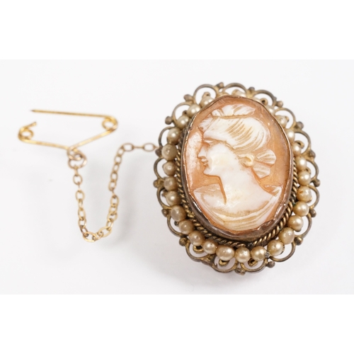160 - Group of antique brooches to include a 9ct gold and carved shell cameo (marked 9ct to mount), a Vict... 
