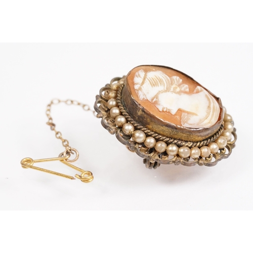 160 - Group of antique brooches to include a 9ct gold and carved shell cameo (marked 9ct to mount), a Vict... 