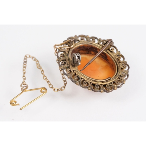 160 - Group of antique brooches to include a 9ct gold and carved shell cameo (marked 9ct to mount), a Vict... 