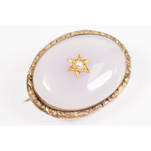 160 - Group of antique brooches to include a 9ct gold and carved shell cameo (marked 9ct to mount), a Vict... 