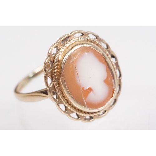 168 - 9ct gold cameo ring being set with an oval carved shell cameo. Hallmarked London 1967, size L.