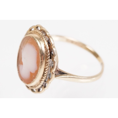 168 - 9ct gold cameo ring being set with an oval carved shell cameo. Hallmarked London 1967, size L.