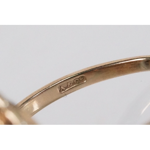 168 - 9ct gold cameo ring being set with an oval carved shell cameo. Hallmarked London 1967, size L.