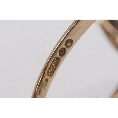 168 - 9ct gold cameo ring being set with an oval carved shell cameo. Hallmarked London 1967, size L.