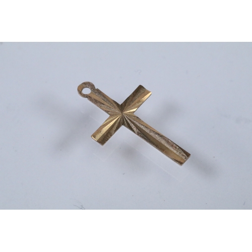 151 - 9ct gold heart padlock clasp marked JP, 9ct. Measures 2.2cm. Together with a 9ct gold cross pendant ... 