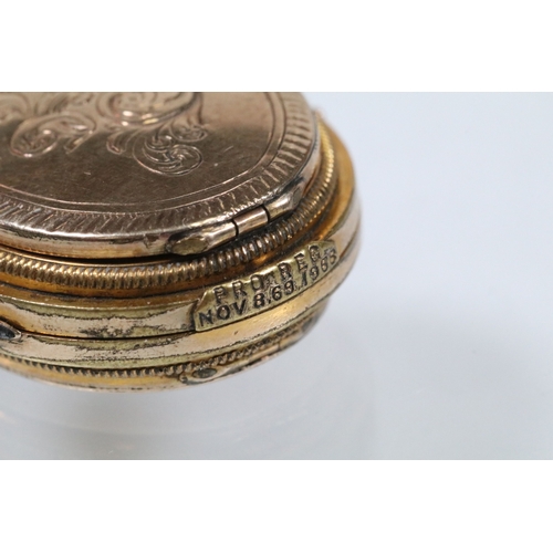 59 - 9ct gold bow brooch with pendant bale with engraved details (hallmarked Birmingham 1970), together w... 