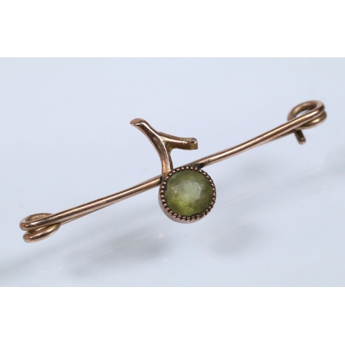 137 - Group of jewellery to include a 9ct gold cross pendant (marked 9ct to clasp), 9ct and green stone ba... 